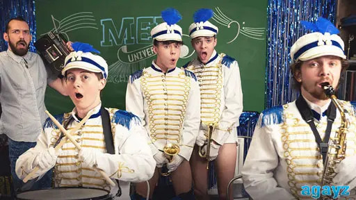 Музыканты играют на кожаной флейте