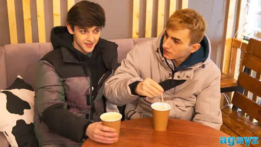 Два романтика в кафе