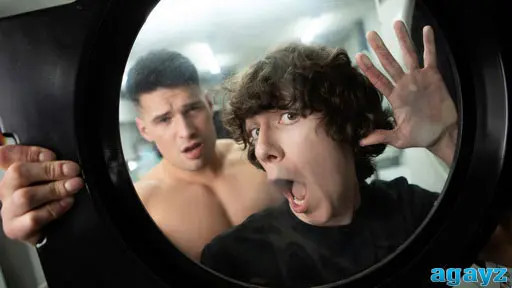 Вертушка хуем на очке гея в прачечной