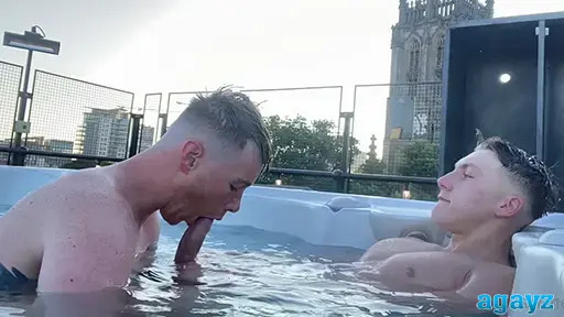 Сосемся в джакузи на крыше